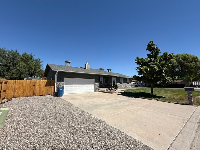 Building Photo - Green House