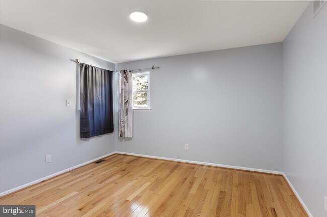 Building Photo - 18 Lakeview Dr