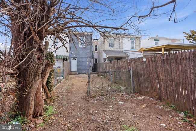 Building Photo - 25 Lily St