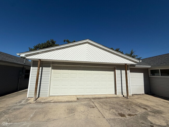 Building Photo - 902 E Bunker Hill Rd
