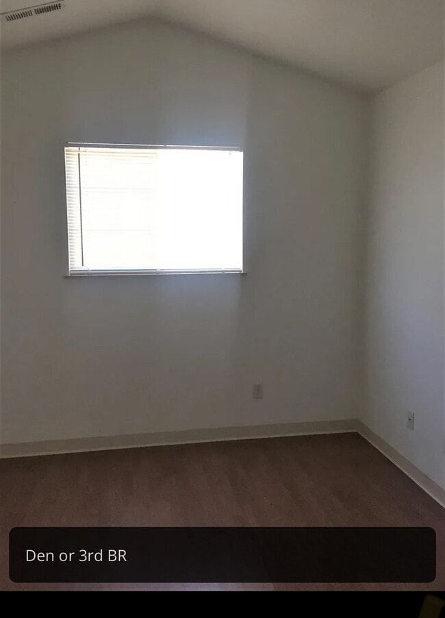 Building Photo - 2720 Hidden Dr