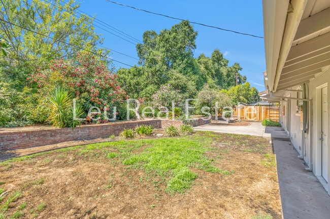 Building Photo - 6640 S Land Park Dr