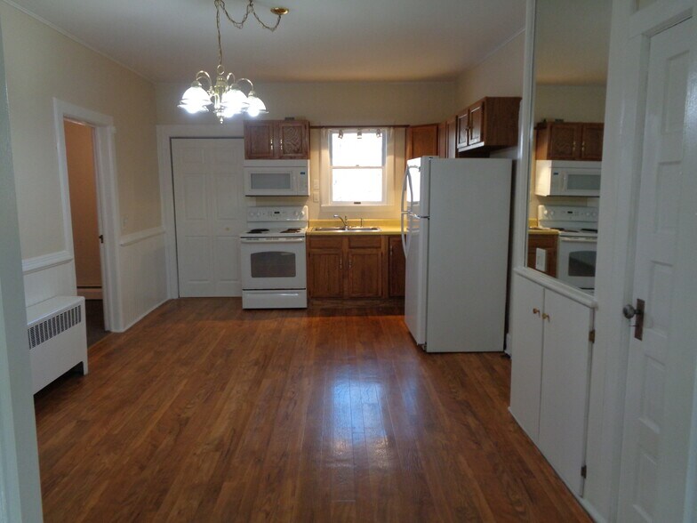 Kitchen/Dining Area - 13000 9w