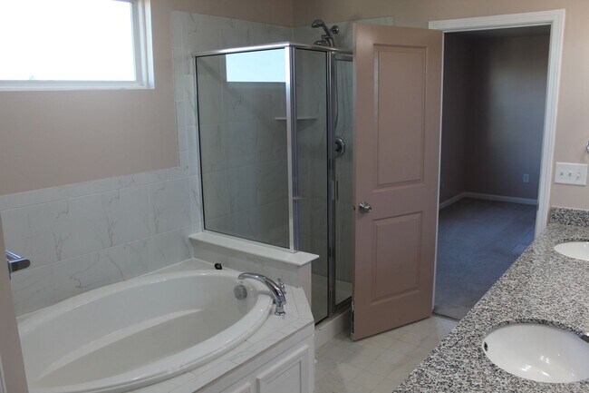 Building Photo - Beautiful 4 Bedroom in Avon!