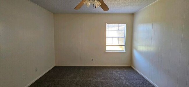 Building Photo - Available- Charming 2-Bedroom Home in Longview