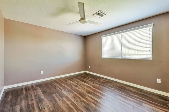 Building Photo - Large 6 Bedroom near Broadway & Rural!  POOL WITH SWIM UP BAR!