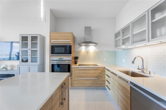 Building Photo - 2020 N Bayshore Dr