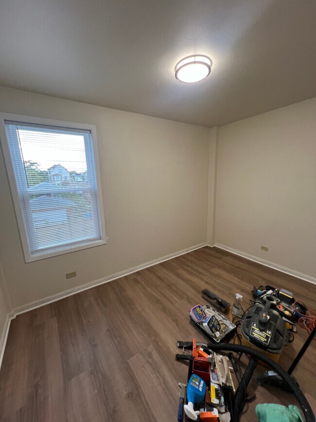 Building Photo - 1022 N Menard Ave