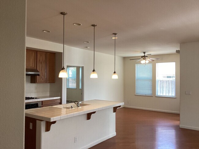 Building Photo - 5162 W Home Ave