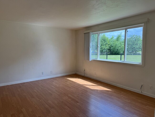Building Photo - 2 bedroom 1.5 bathroom duplex in Springfield!