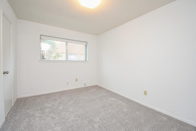 Building Photo - 6639 Rowell Ct