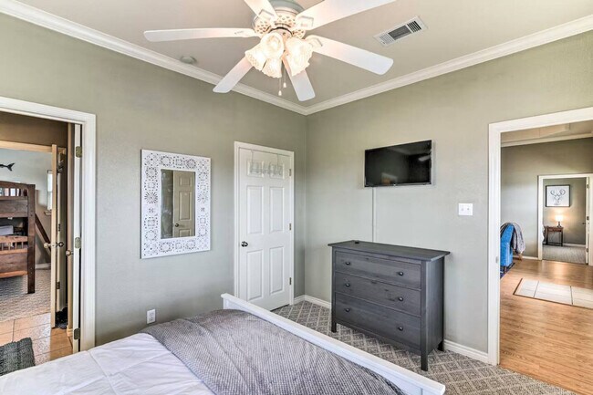 Building Photo - 3229 Castle Dr