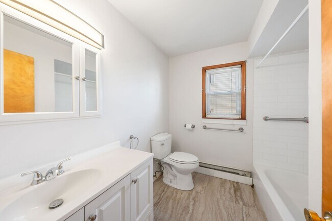 Building Photo - Large 3 Bedroom Apt + Private Office Space