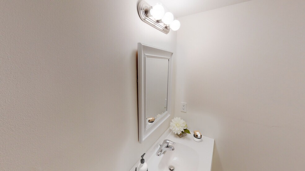 Building Photo - 115 W Lawrence Ave