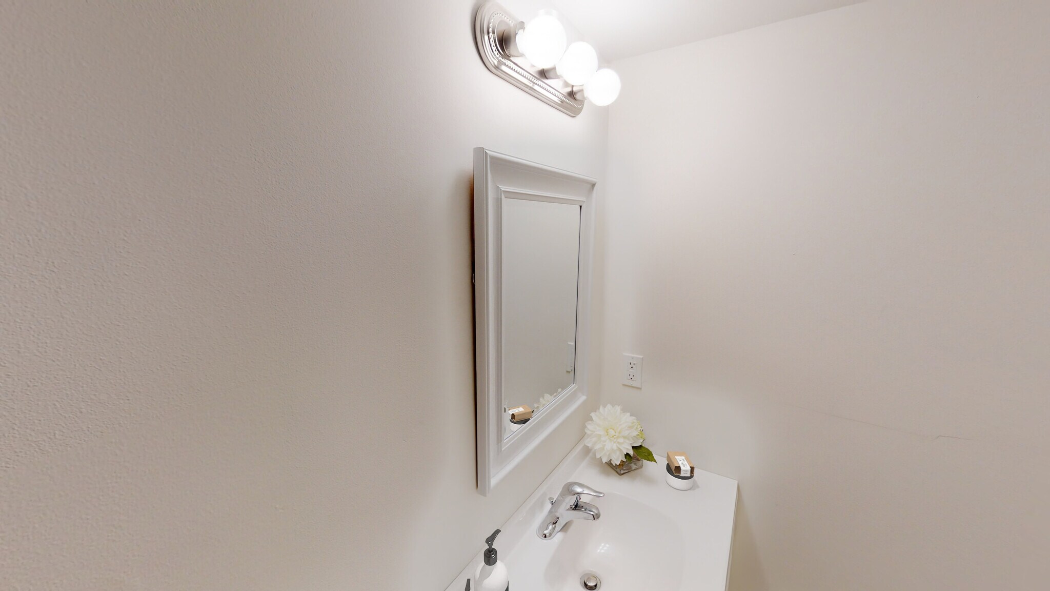 Building Photo - 115 W Lawrence Ave