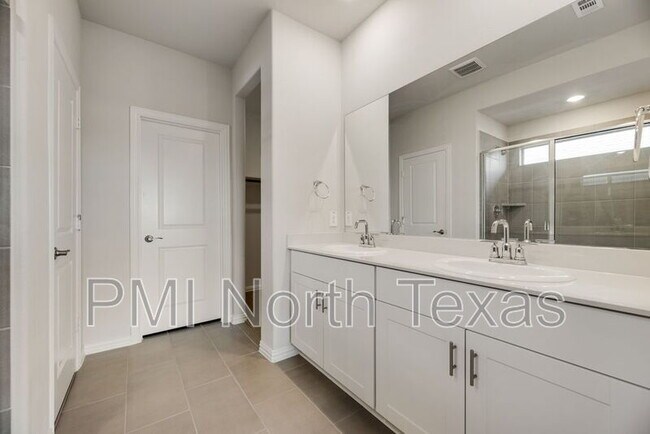 Building Photo - 3904 High Valley Dr