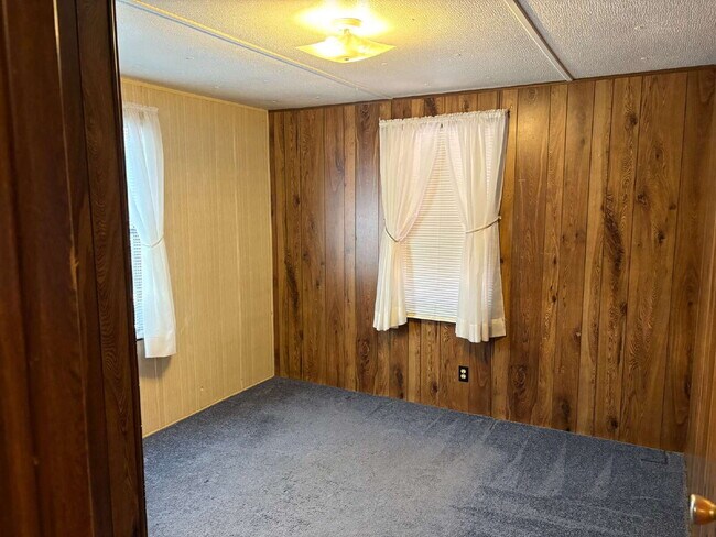 Building Photo - "Charming 3-Bedroom with 2 Full Baths in Hendersonville!"