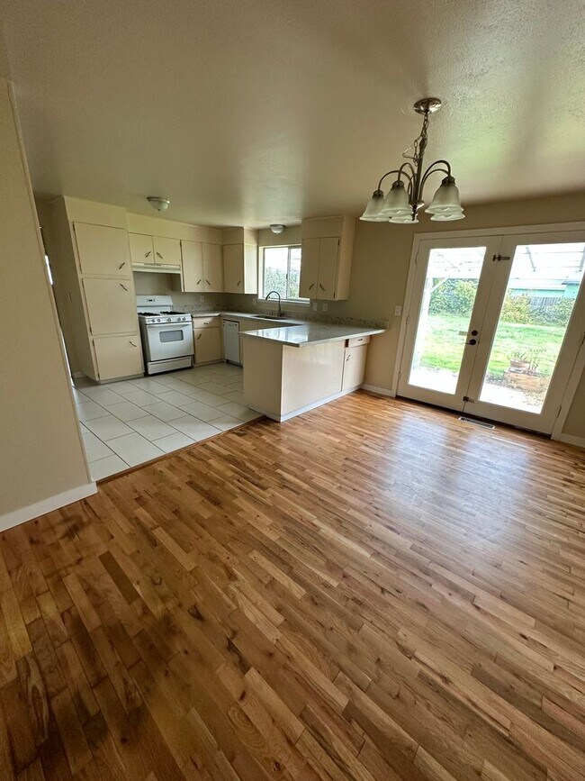 Building Photo - 3 Bedroom 2.5 Bathroom Hardwood Floors Fen...