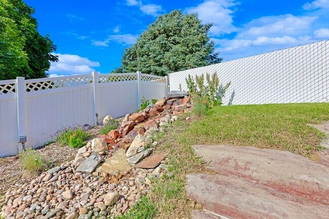 Building Photo - 2093 E View Dr