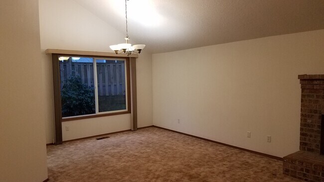 Building Photo - Terrific SE Hillsboro Home