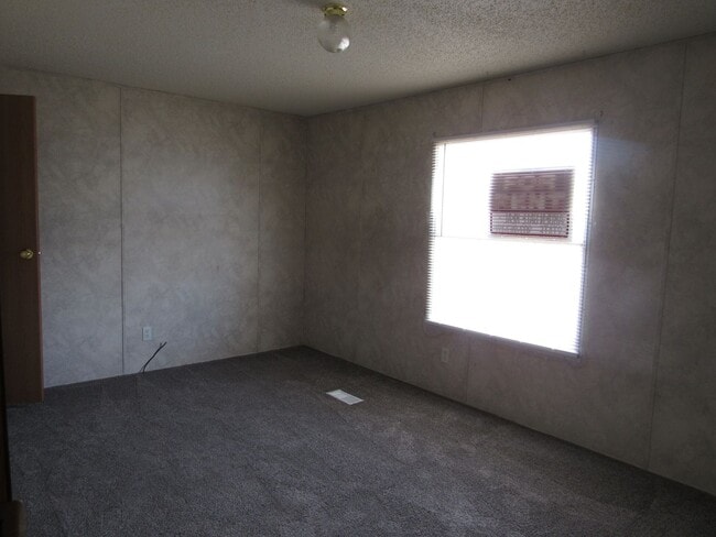 Building Photo - Affordable 3 bedroom 2 bathroom mobile home!