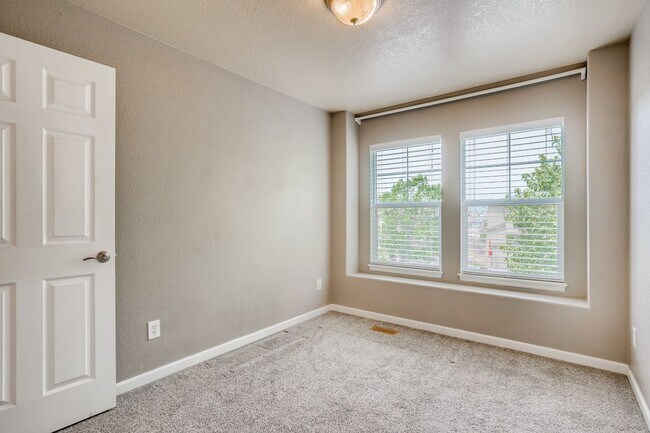 Building Photo - Gorgeous light and bright home in desirable Hearth neighborhood
