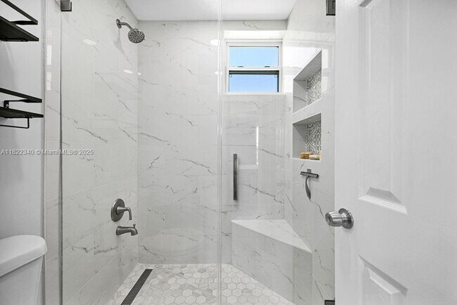 Building Photo - 9133 Fontainebleau Blvd