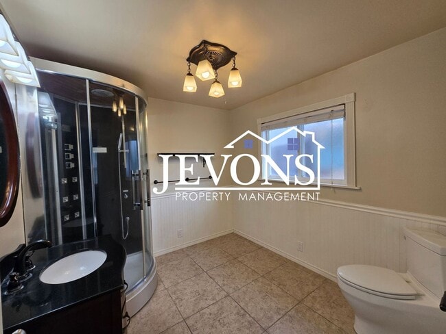 Building Photo - Move-in Special: $500 off your first month’s rent. Cozy 4-bedroom home with a fully equipped kitc...