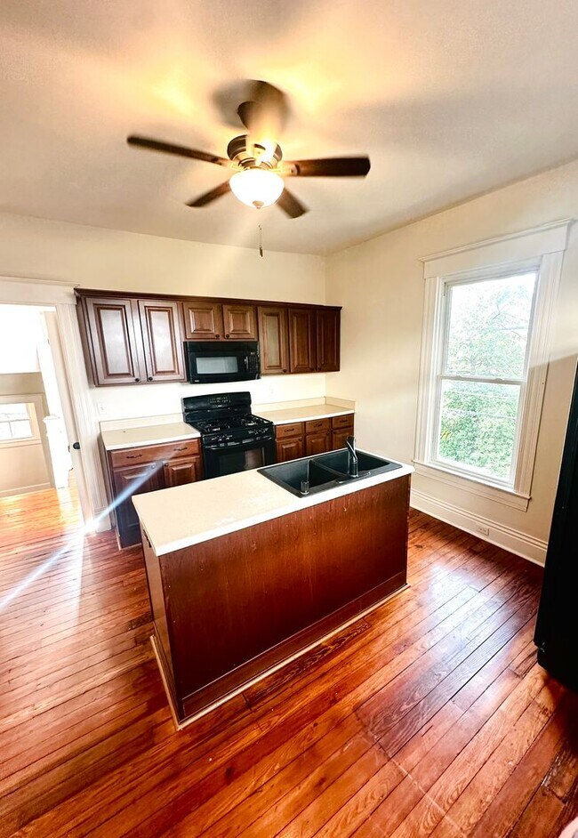 Building Photo - 1841-1843 Edgeland Ave