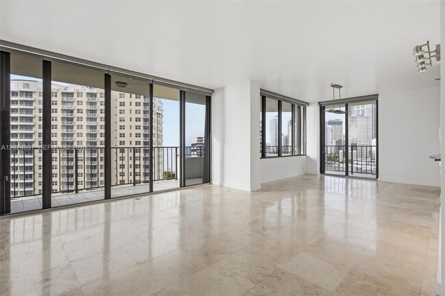 Building Photo - 520 Brickell Key Dr