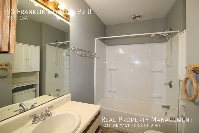 Building Photo - Spacious 3 Bedroom Duplex in Somersworth!