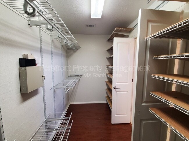 Building Photo - 555 Planters Pass