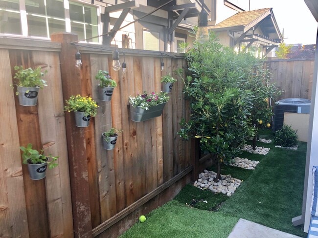 Building Photo - 1805 Gum St