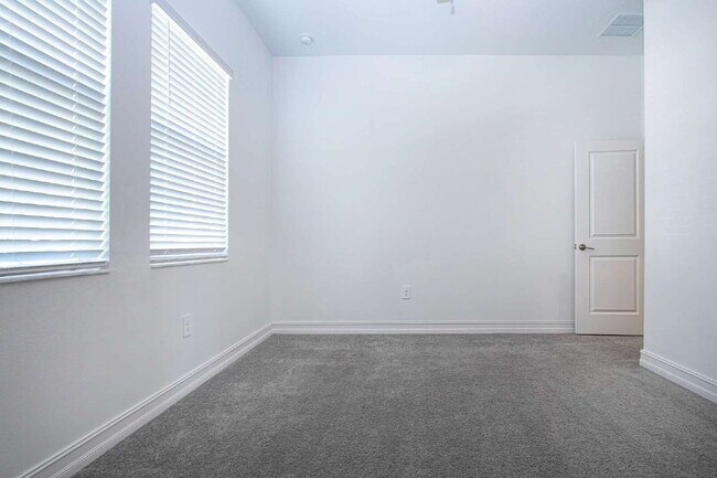 Building Photo - Spacious Like New 4-Bedroom Oasis with 3 F...