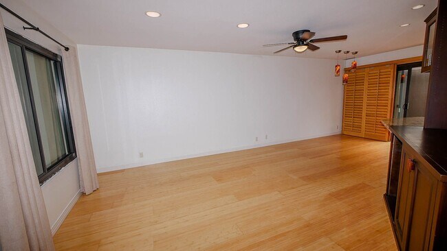 Building Photo - Stylish Sea Colony 3-Level Townhome!