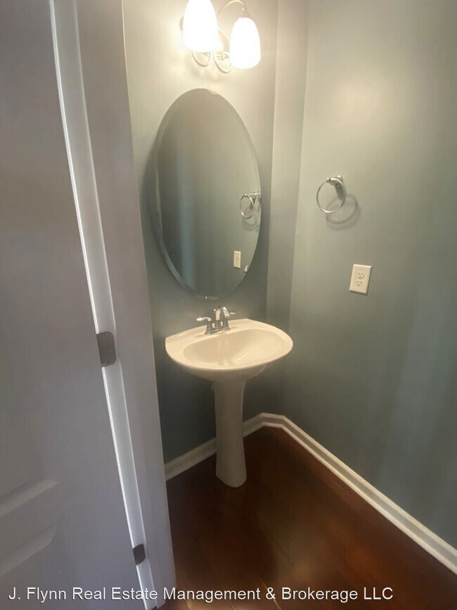 Building Photo - 3 br, 2.5 bath House - 3017 Coventry Commo...