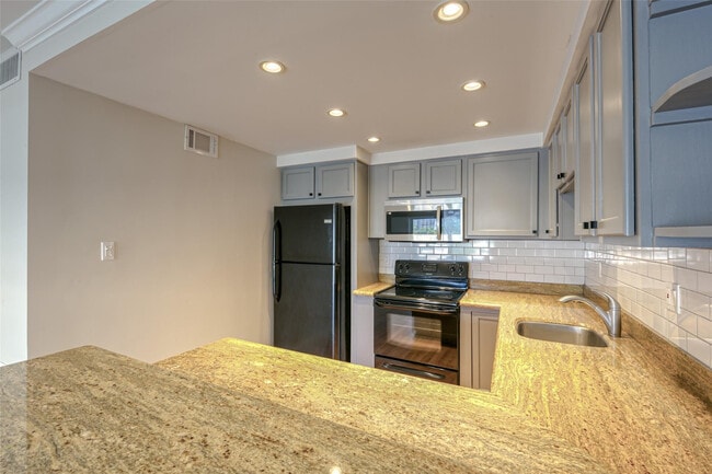 Building Photo - 2900 NE 30th St