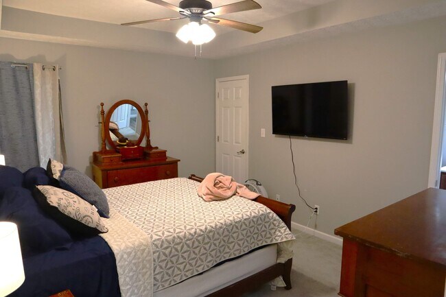 Building Photo - 1023 Rueland Dr