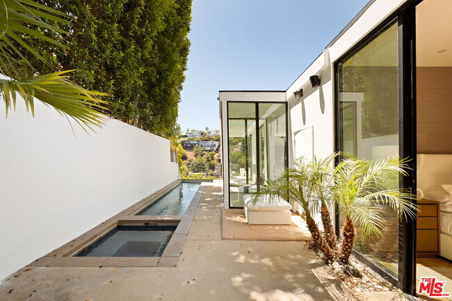 Building Photo - 1516 Forest Knoll Dr