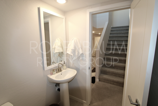 Building Photo - Stunning 3-beds, 2.5-baths townhome in the...