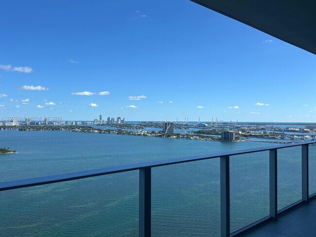 Building Photo - 700 NE 24th St