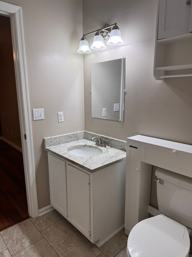 Building Photo - 2 Bedroom || 2 Bathroom - Single Level Tow...
