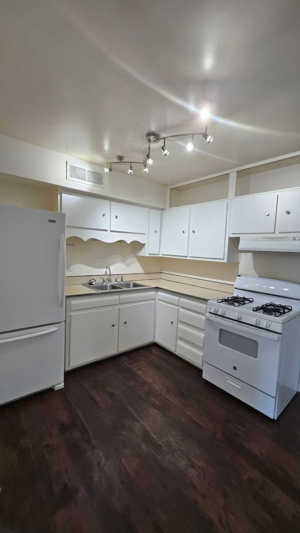Building Photo - 3 Bed 2 Bath
