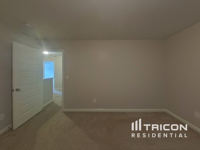 Building Photo - 3650 Lebella Ln