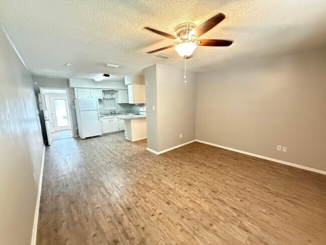 Building Photo - 116A Montrose Dr