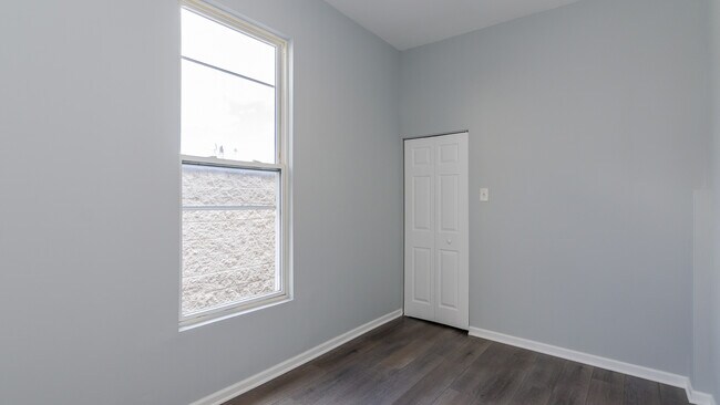 Building Photo - 815 N Fairfield Ave