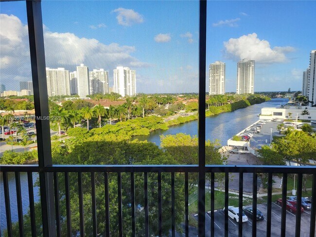 Building Photo - 3475 N Country Club Dr