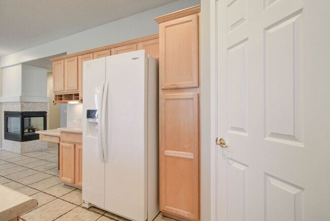 Building Photo - 2026 E County Down Dr