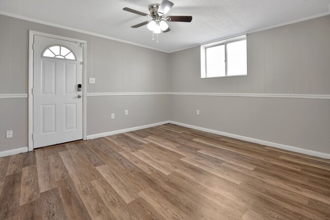 Building Photo - Pet Friendly Three Bedroom!