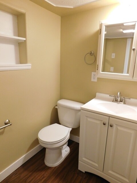 Building Photo - 2Bd/1Ba Single Story House - Available to ...